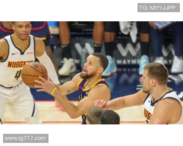 勇士与快船激战四月十六日NBA季后赛精彩对决引发球迷热议 勇士与快船激战四月十六日NBA季后赛精彩对决引发球迷热议